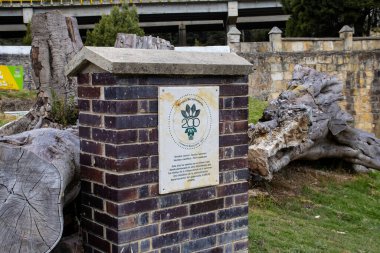 Yakın zamanda ölen antik ağacın kalıntıları ve hatıra plaketi Boyaca Savaşı 'nın sessiz bir tanığıydı. Kolombiya 'nın ünlü tarihi Boyaca Köprüsü. Kolombiya 'nın bağımsızlık savaşı 7 Ağustos 1819' da burada gerçekleşti..