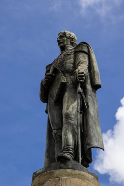 VENTAQUEMADA, COLOMBIA - Şubat 2021. General Francisco de Paula Santander anıtı. Kolombiya 'nın ünlü tarihi Boyaca Köprüsü. Kolombiya 'nın bağımsızlık savaşı 7 Ağustos 1819' da burada gerçekleşti..