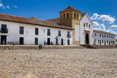 VILLA DE LEYVA, COLOMBIA - Şubat 2021. Villa de Leyva şehrinin ana meydanı Kolombiya Boyaca Bölümü 'nde yer almaktadır.