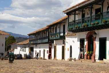 VILLA DE LEYVA, COLOMBIA - Şubat 2021 Kolombiya Boyaca Bölümü 'ndeki Villa de Leyva şehrinin ana meydanındaki tarihi evlerin güzel cepheleri