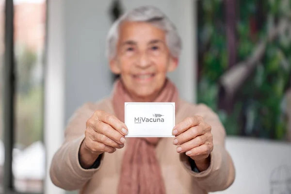 Seniorin Ihrem Haus Mit Ihrem Impfpass Nachdem Sie Kolumbien Den — Stockfoto