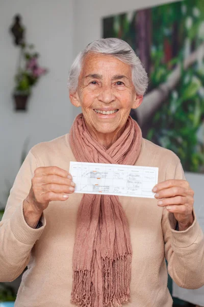 Старшая Женщина Себя Дома Сертификатом Прививки После Получения Вакцины Ковид — стоковое фото