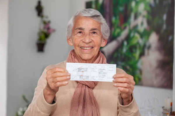 Seniorin Ihrem Haus Mit Ihrem Impfpass Nachdem Sie Kolumbien Den — Stockfoto