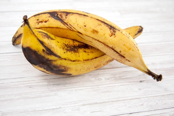 Banana Verde Musa Paradisiaca Sfondo Legno Bianco — Foto Stock