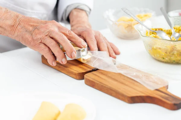 Mujer Mayor Cerrando Cortando Una Empanada Plato Tradicional Del Valle — Foto de Stock