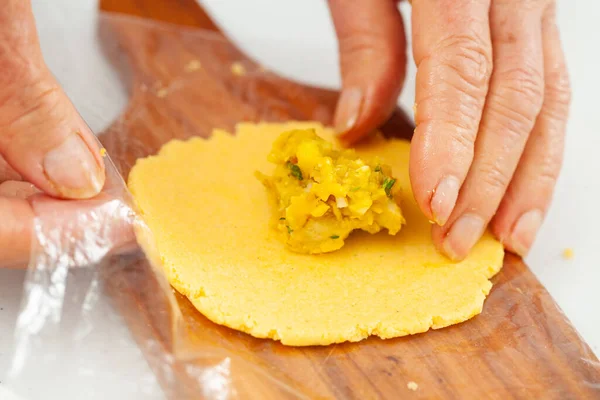 Mujer Mayor Llenando Una Empanada Plato Tradicional Del Valle Del —  Fotos de Stock