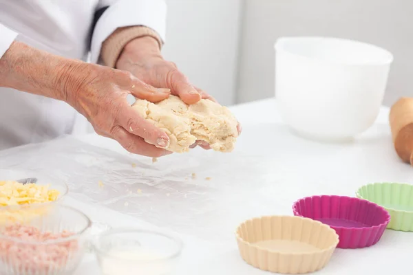 Mulher Sênior Preparando Massa Para Uma Deliciosa Torta Queijo Presunto — Fotografia de Stock