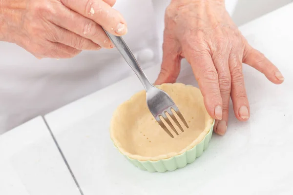 Mujer Mayor Preparando Masa Para Una Deliciosa Tartaleta Queso Jamón — Foto de Stock