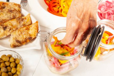 Balık salamurası hazırlama adımları: Salamuraya bir hafta izin vermek için cam bir şişeye katman