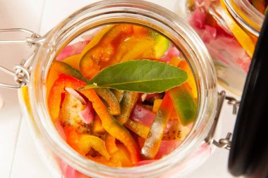 Balık salamurası hazırlama adımları: Salamuraya bir hafta izin vermek için cam bir şişeye katman