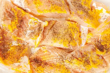 Balık salamurası hazırlama adımları: Hardal, tuz ve biberle tatlandırılmış levrek parçaları