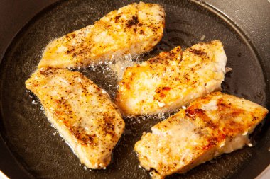 Balık salamurası hazırlama adımları: Kızarmış levrek parçaları