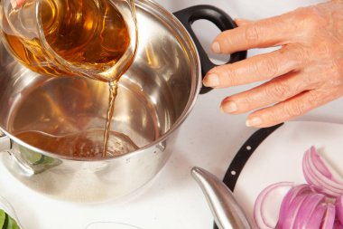 Balık salamurası hazırlama adımları: Sirkede kırmızı soğan pişirme