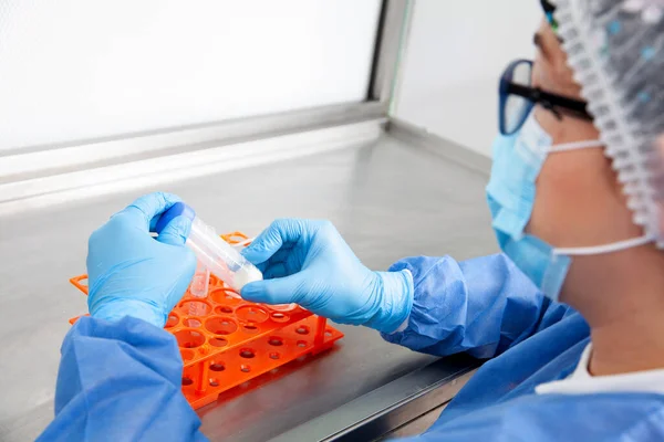 Jovem Cientista Trabalhando Armário Fluxo Laminar Segurança Laboratório — Fotografia de Stock