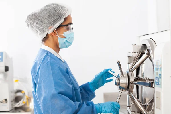 Junge Wissenschaftlerin Sterilisiert Labormaterial Autoklaven — Stockfoto