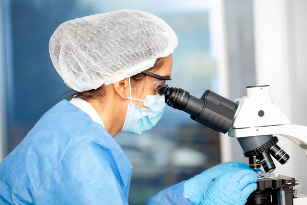 Ung Kvinnlig Forskare Tittar Prover Mikroskop — Stockfoto