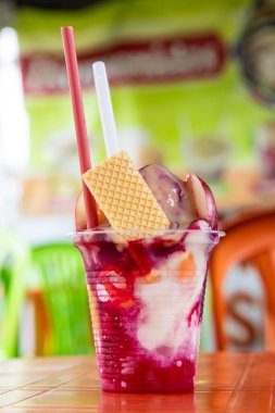 Kolombiya 'nın Cali şehrinde çikolatalı buzlu geleneksel tatlı su.