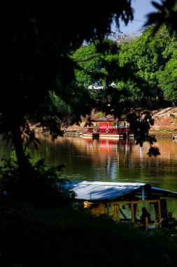 Motosikletli feribot, planchon olarak adlandırılıyor, Kolombiya 'nın Monteria şehrinde Sinu Nehri' ni bir bankadan diğerine geçmek için kullanılıyor..