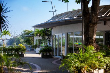 Kolombiya 'nın Monteria şehrindeki Ronda del Sinu nehir kıyısı boyunca yürüme yolu.