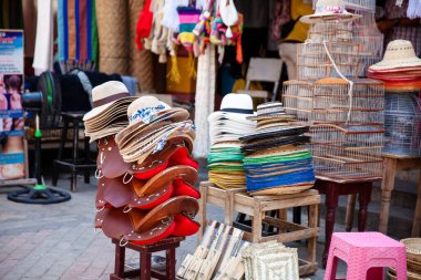 Kolombiya 'daki tarihi Lorica Halk Pazarı' ndaki el sanatları dükkanlarının manzarası