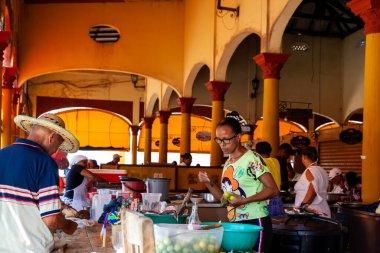 Lorica, Kolombiya - 22 Ocak 2024. Kolombiya 'nın tarihi Lorica Halk Pazarı' ndaki geleneksel yemek restoranlarının manzarası