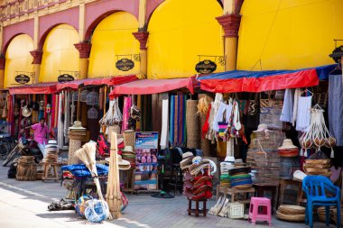 Lorica, Kolombiya - 22 Ocak 2024. Kolombiya 'daki tarihi Lorica Halk Pazarı' ndaki el sanatları dükkanlarının manzarası