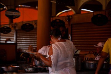 Lorica, Kolombiya - 22 Ocak 2024. Kolombiya 'nın tarihi Lorica Halk Pazarı' ndaki geleneksel yemek restoranlarının manzarası