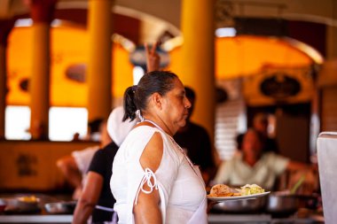 Lorica, Kolombiya - 22 Ocak 2024. Kolombiya 'nın tarihi Lorica Halk Pazarı' ndaki geleneksel yemek restoranlarının manzarası