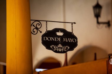 Lorica, Kolombiya - 22 Ocak 2024. Kolombiya 'daki tarihi Lorica Halk Pazarı' nın içindeki dükkanların imzası