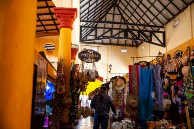 Lorica, Kolombiya - 22 Ocak 2024. Kolombiya 'daki tarihi Lorica Halk Pazarı' ndaki dükkanların manzarası