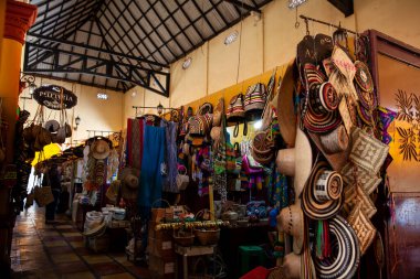 Lorica, Kolombiya - 22 Ocak 2024. Kolombiya 'daki tarihi Lorica Halk Pazarı' ndaki dükkanların manzarası