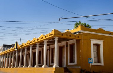 Kolombiya 'nın küçük Lorica kasabasının tarihi merkezindeki güzel binalar.