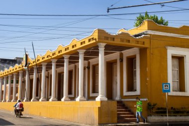 Lorica, Kolombiya - 22 Ocak 2024. Kolombiya 'nın küçük Lorica kasabasının tarihi merkezindeki güzel binalar.