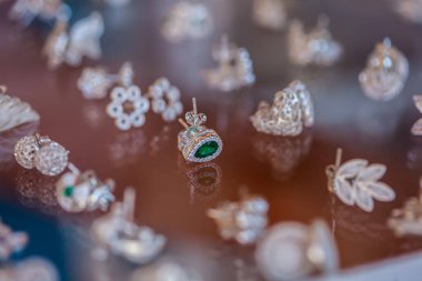 Mompox, Kolombiya - 23 Ocak 2024. Kolombiya 'daki Magdalena Nehri kıyısındaki Santa Cruz de Mompox' un güzel miras kasabasından geleneksel gümüş filigran mücevherleri..