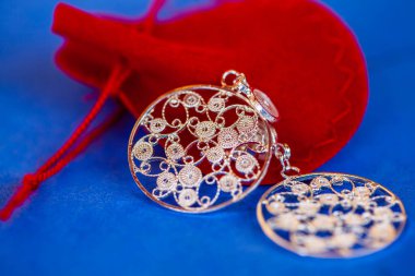 Mompox, Kolombiya - 23 Ocak 2024. Kolombiya 'daki Magdalena Nehri kıyısındaki Santa Cruz de Mompox' un güzel miras kasabasından geleneksel gümüş filigran mücevherleri..