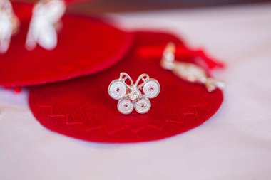 Mompox, Kolombiya - 23 Ocak 2024. Kolombiya 'daki Magdalena Nehri kıyısındaki Santa Cruz de Mompox' un güzel miras kasabasından geleneksel gümüş filigran mücevherleri..