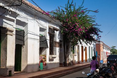 Mompox, Kolombiya - 23 Ocak 2024. Kolombiya 'daki Santa Cruz de Mompox' un güzel sömürge sokakları.