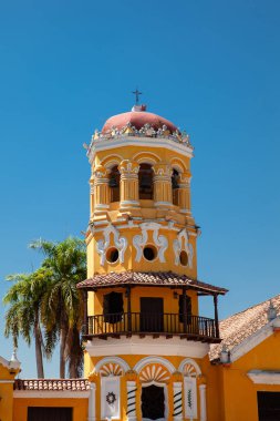 Santa Barbara 'nın güzel tarihi kilisesinin çan kulesi ve balkonu 1613 yılında Kolombiya' nın güzel sömürge mirası kasabası Santa Cruz de Mompox 'ta inşa edildi..