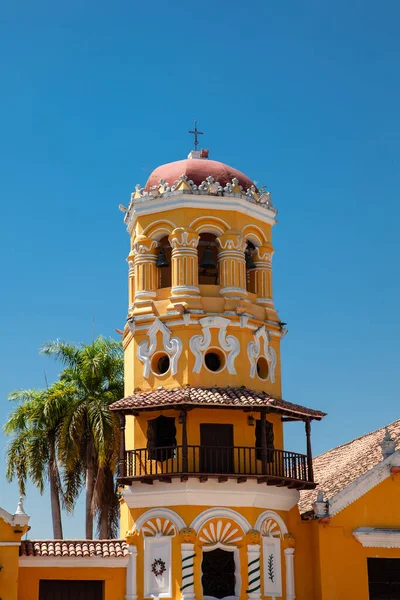 Santa Barbara 'nın güzel tarihi kilisesinin çan kulesi ve balkonu 1613 yılında Kolombiya' nın güzel sömürge mirası kasabası Santa Cruz de Mompox 'ta inşa edildi..