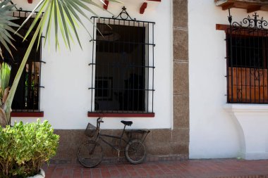 Kolombiya 'daki Santa Cruz de Mompox' un güzel sömürge sokaklarında paslı bisiklet.
