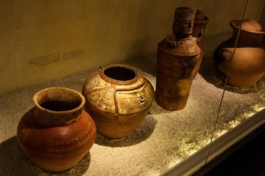 Bogota, Kolombiya - 30 Ocak 2026. Bogota, Kolombiya 'da bulunan bir arkeoloji müzesinde seramik cenaze vazoları sergileniyor..