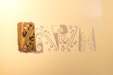 Bogota, Kolombiya - 30 Ocak 2026. Bogota, Kolombiya 'da bulunan bir arkeoloji müzesinde vücut boyama için paten..