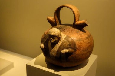 Bogota, Kolombiya - 30 Ocak 2026. Bogota, Kolombiya 'da bulunan bir arkeoloji müzesinde bulunan Antropomorfik seramik kap..