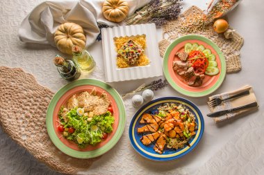 Salata, balık, et ve tavuk