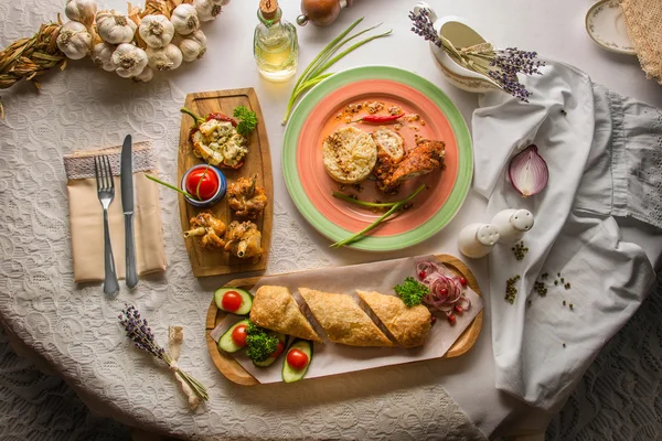 Aperatifler aperitivo için çeşitli: pirinç, kavrulmuş sebze, rulo, et parçaları — Stok fotoğraf