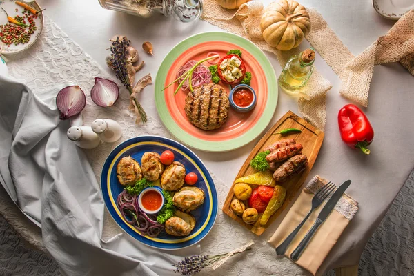 Feluri de mâncare calde de carne, proprietate și cârnați de carne — Fotografie, imagine de stoc