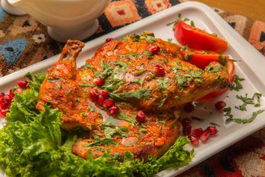 Fried Gürcü tavuk sarımsak ve otlar ve nar tohumları ile