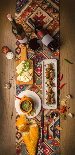 Georgian wine with rolls of eggplant with bread and chakhobili in the pot — Stock Photo, Image