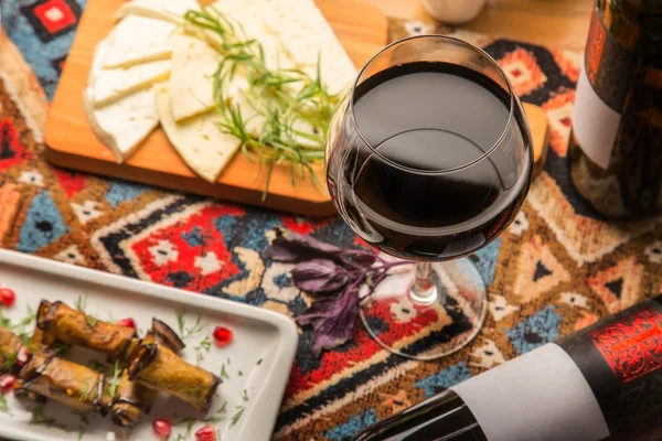 Ein Glas georgischer Rotwein zum Abendessen — Stockfoto