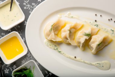 lezzetli sıcak ev yapımı köfte sosu ve baharatlar ile